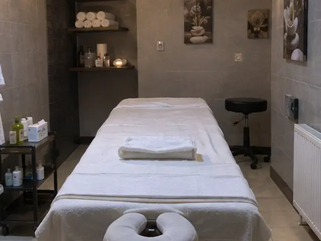 Raflarında havlu duran, bornozlu masaj odası — Sarıyer, Masaj Salonun
