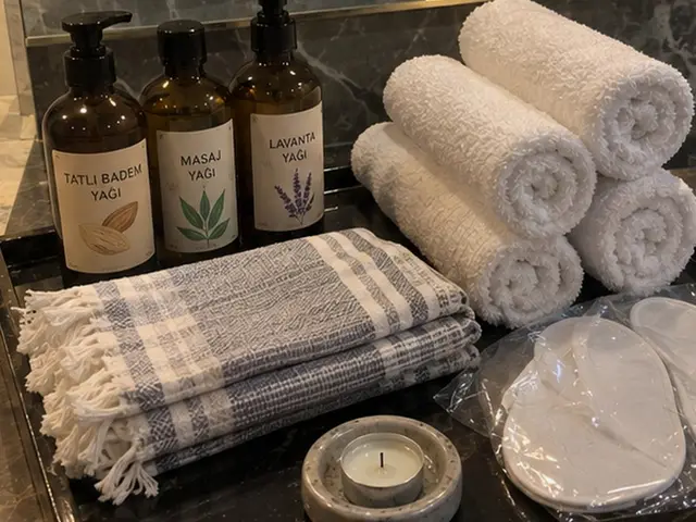Masaj ve lavanta yağı, rulo havlular ve ekose peştemal — Sarıyer, Masaj Salonun
