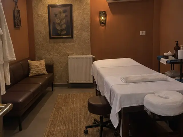 Deri kanepeli, halılı masaj odası — Sarıyer, Masaj Salonun