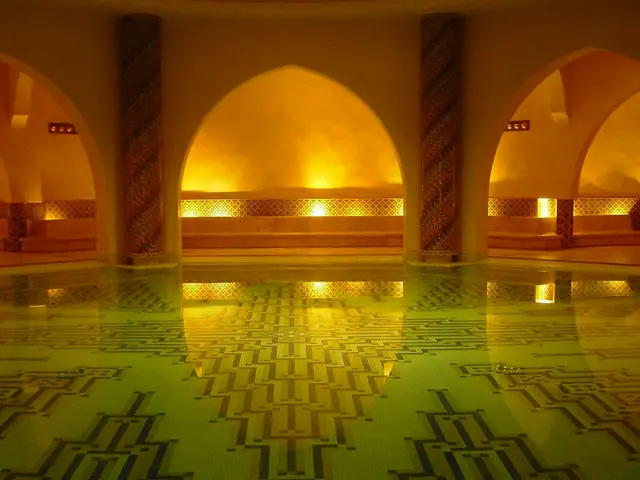 Altın ışıkla aydınlanan kemerli hamam ve mozaik havuz — Sarıyer, Masaj Salonun